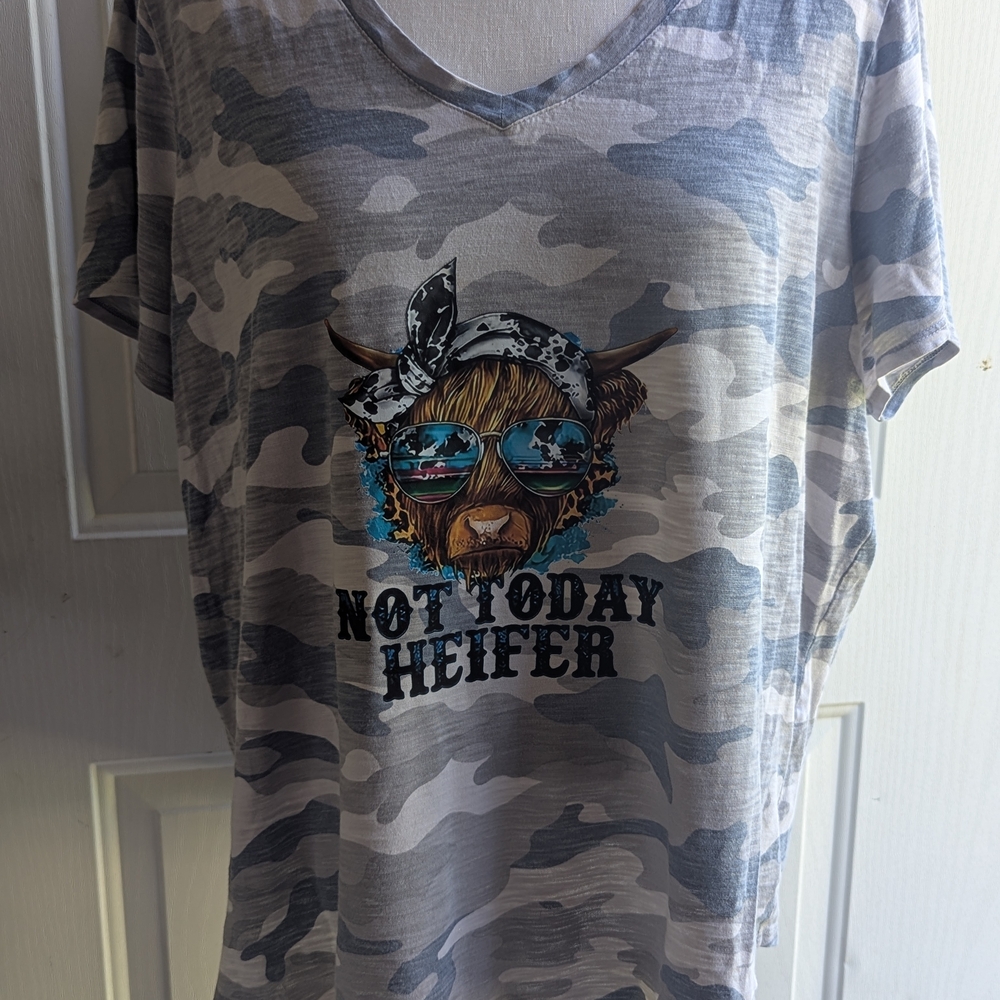 Old Navy Gray Camouflage Graphic Tee